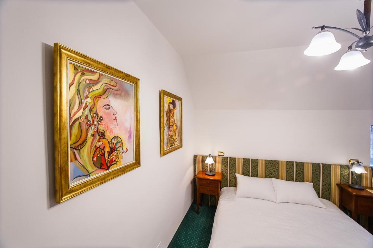 Casa 3 Guesthouse Oradea Exterior foto
